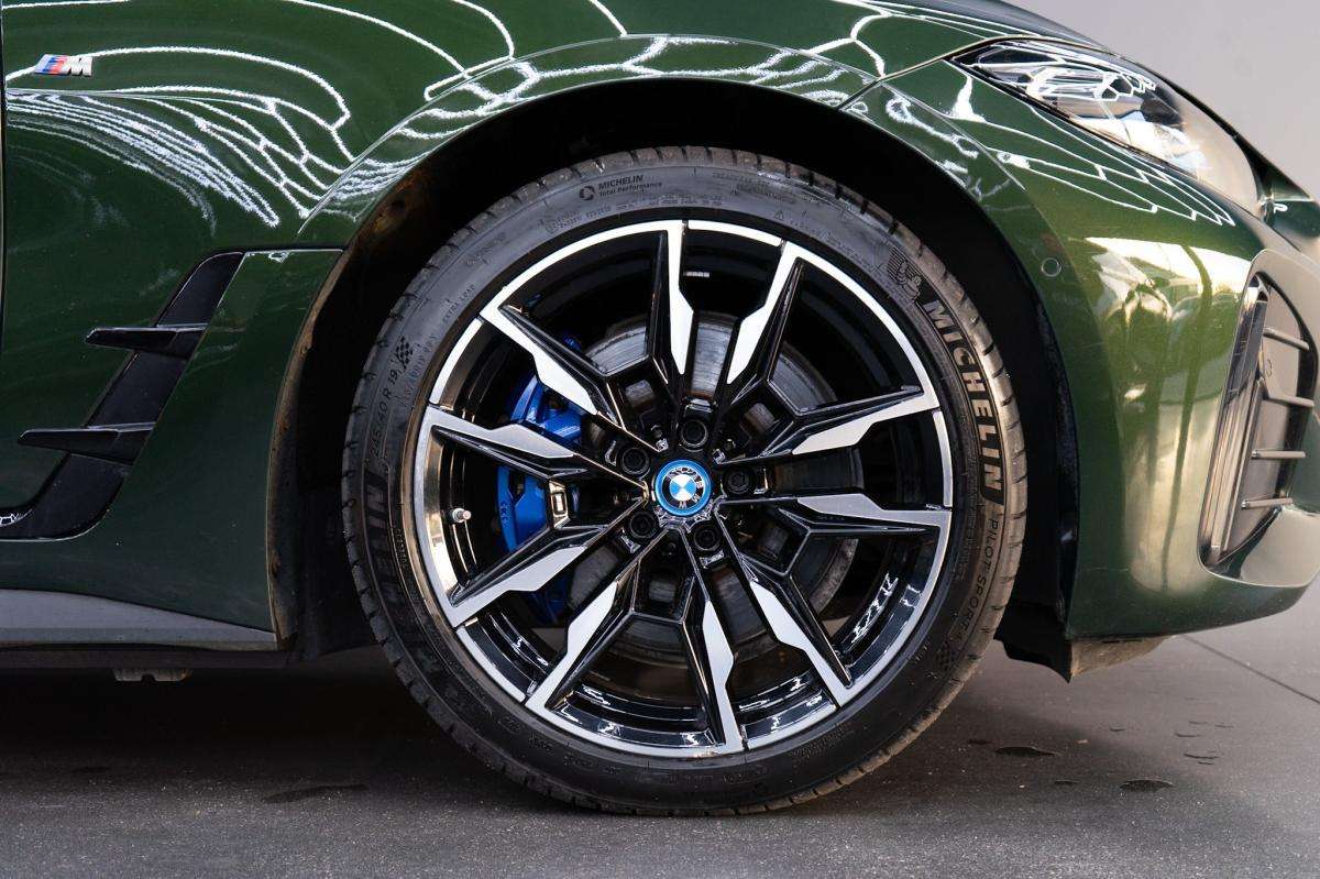 bmw-i4-2022-eletrico-500cc