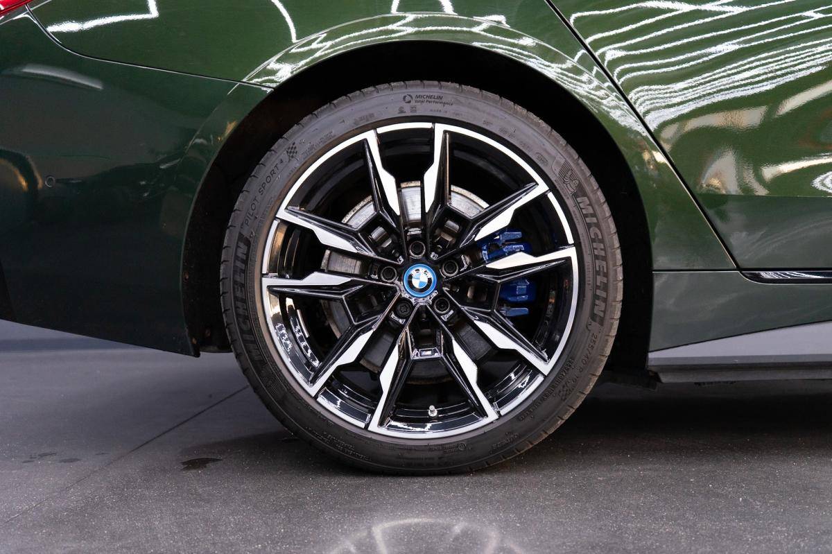 bmw-i4-2022-eletrico-500cc