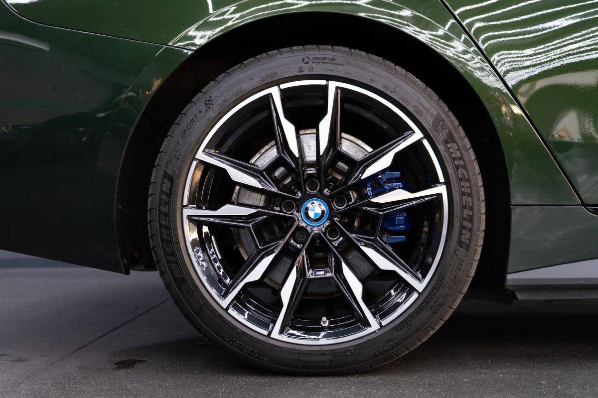 bmw-i4-2022-eletrico-500cc