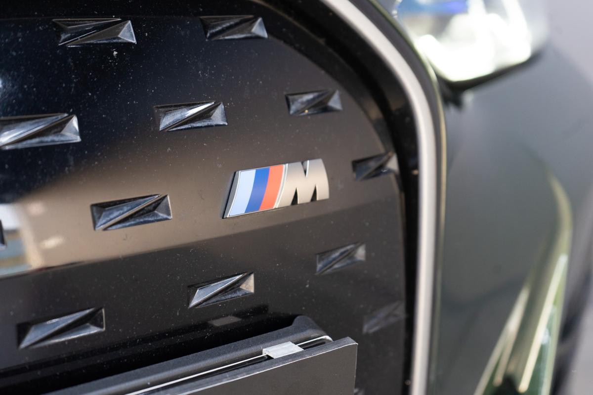 bmw-i4-2022-eletrico-500cc