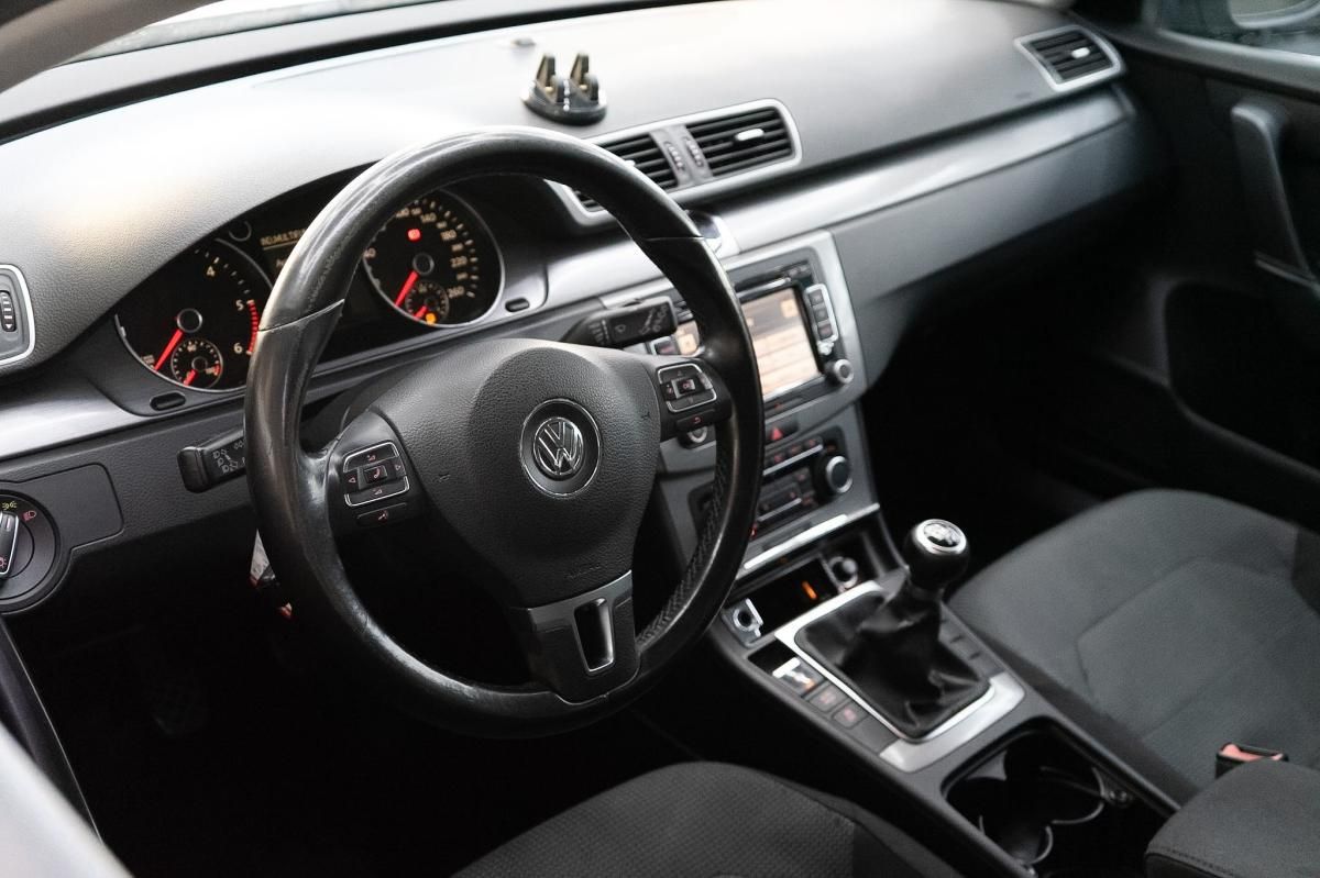volkswagen-passat-variant-2011-diesel-1598cc