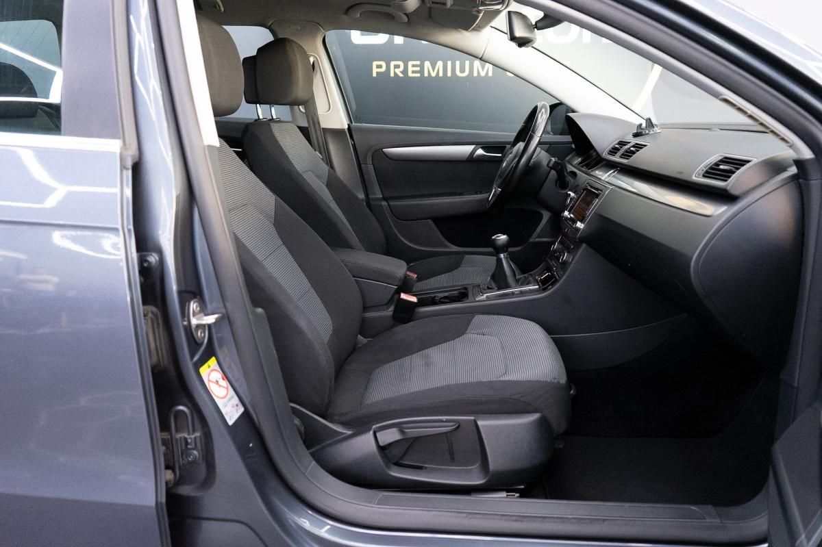 volkswagen-passat-variant-2011-diesel-1598cc