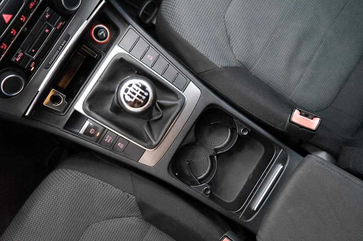 volkswagen-passat-variant-2011-diesel-1598cc