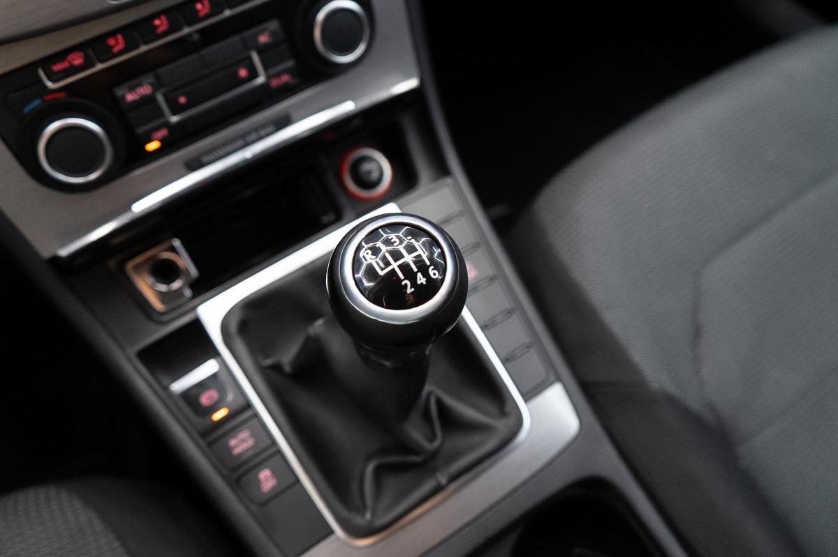volkswagen-passat-variant-2011-diesel-1598cc