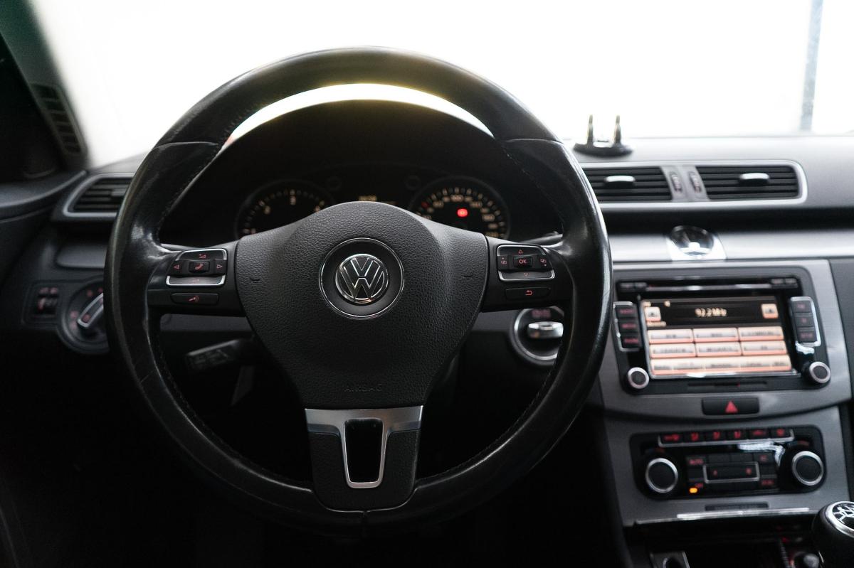 volkswagen-passat-variant-2011-diesel-1598cc