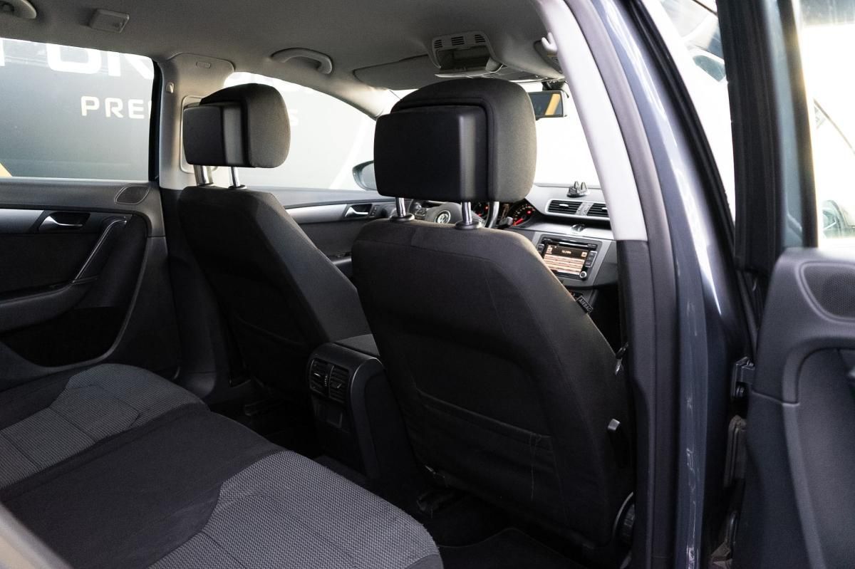 volkswagen-passat-variant-2011-diesel-1598cc