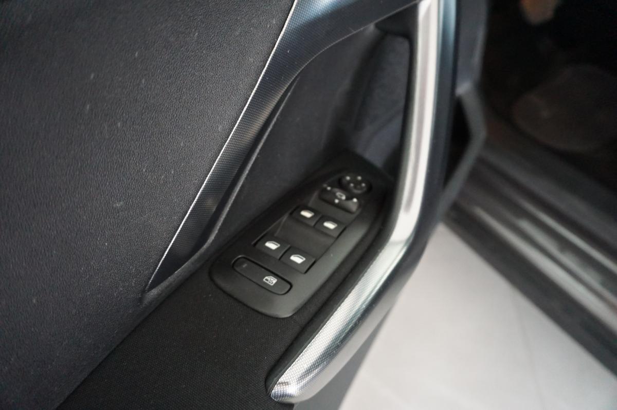 peugeot-2008-2018-gasolina-1199cc
