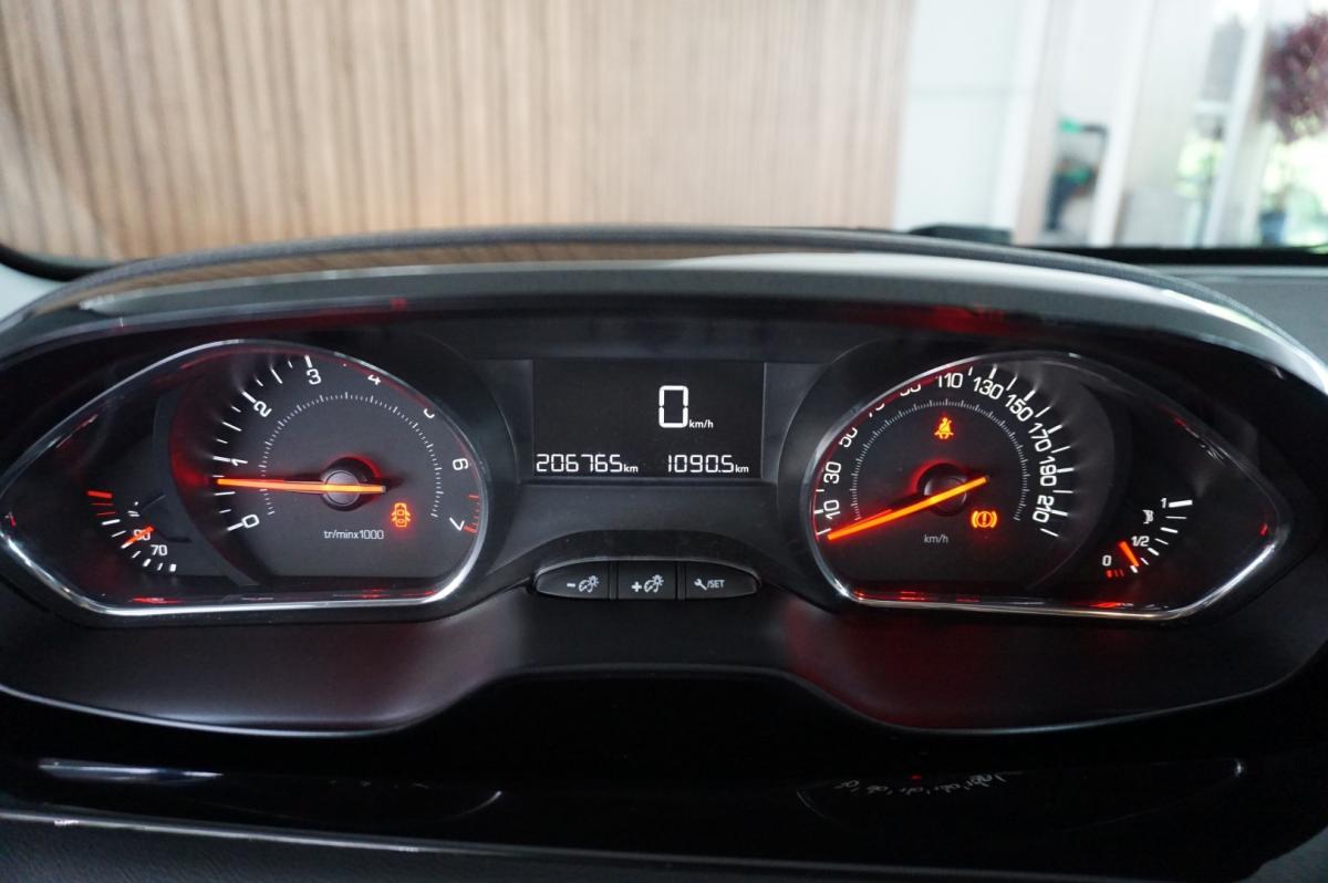 peugeot-208-2014-gasolina-1199cc