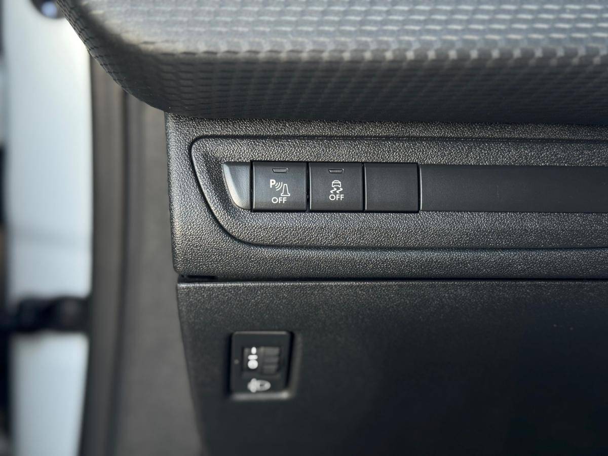 peugeot-208-2017-gasolina-1199cc