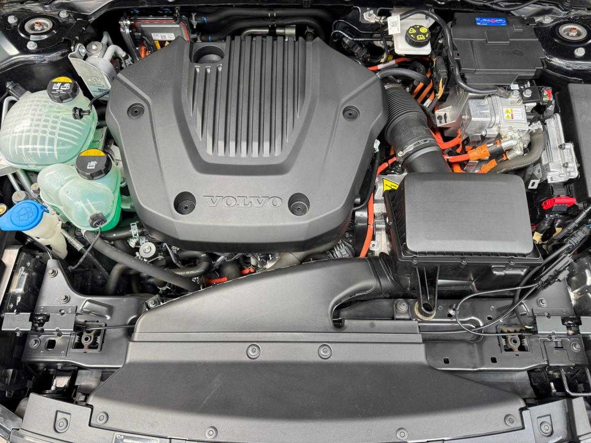volvo-xc40-2023-hibrido-a-gasolina-1477cc