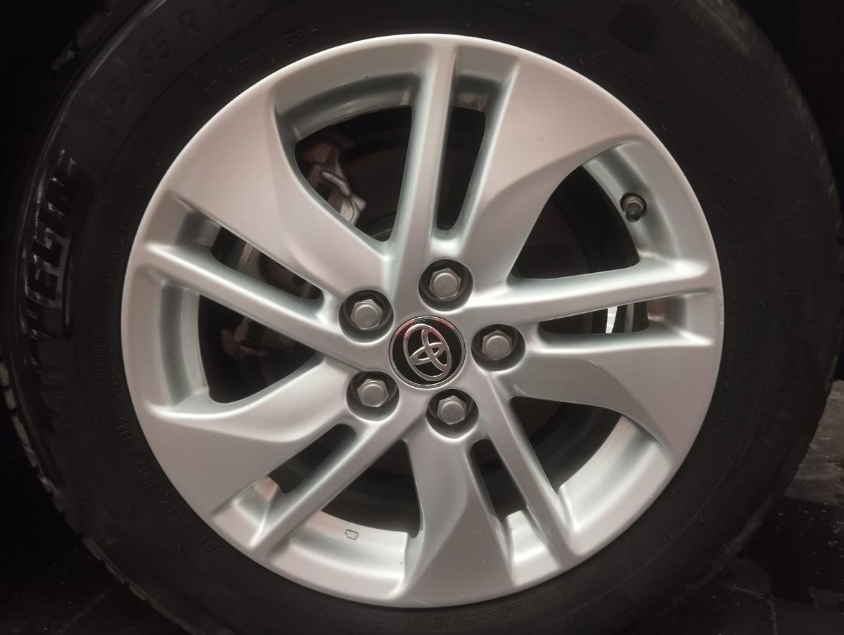 toyota-yaris-2023-hibrido-a-gasolina-1490cc