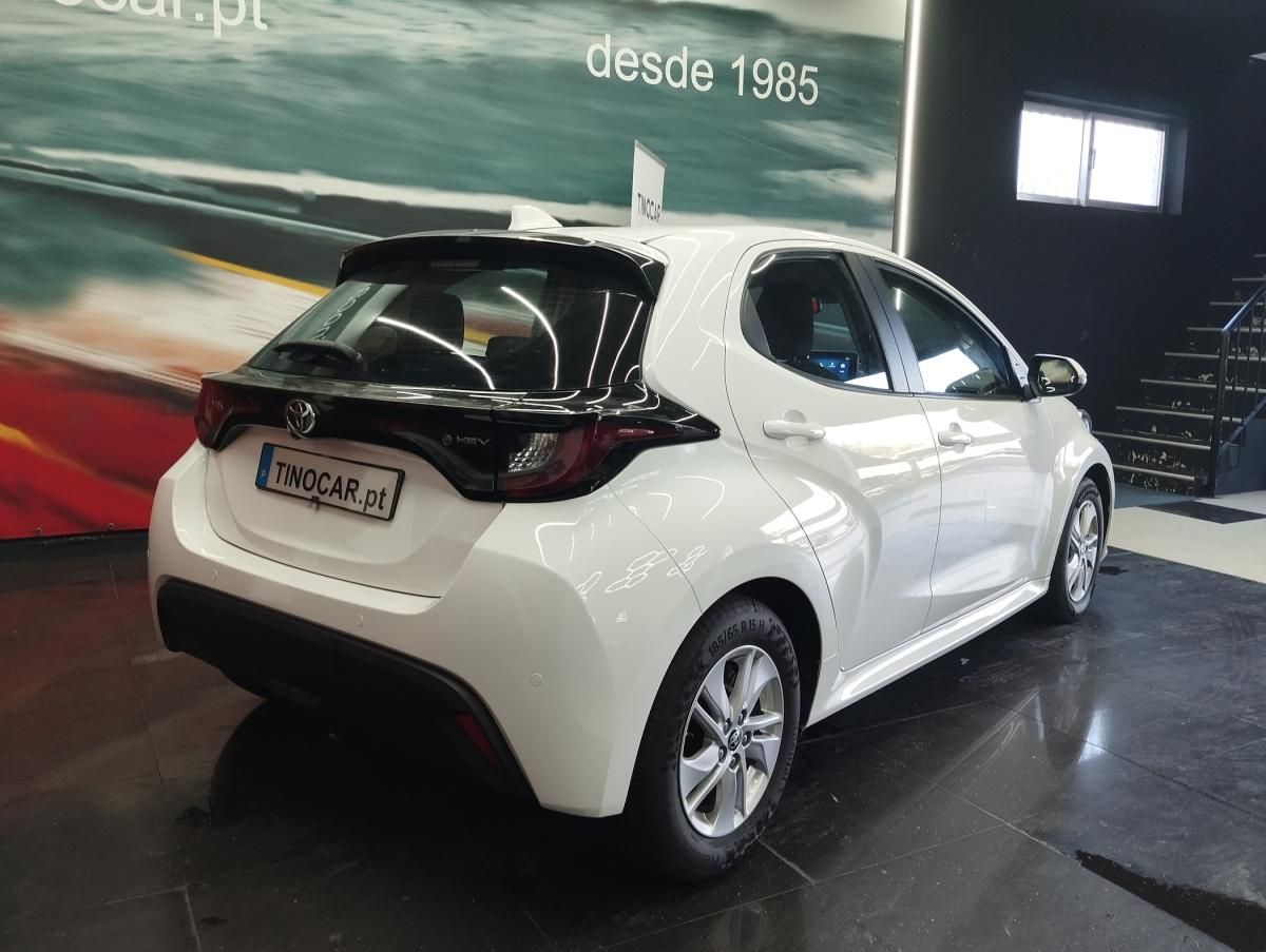 toyota-yaris-2024-hibrido-a-gasolina-1490cc
