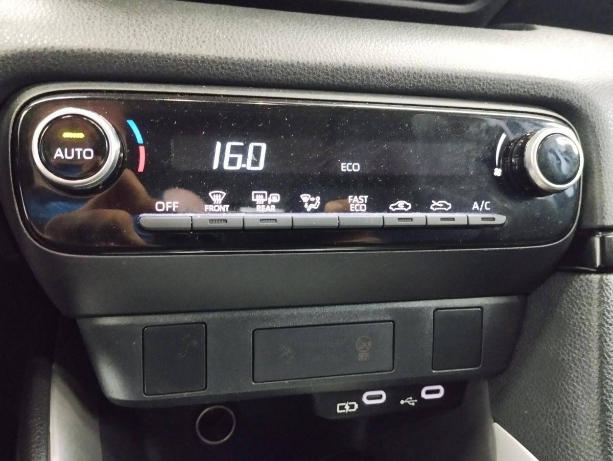 toyota-yaris-2024-hibrido-a-gasolina-1490cc