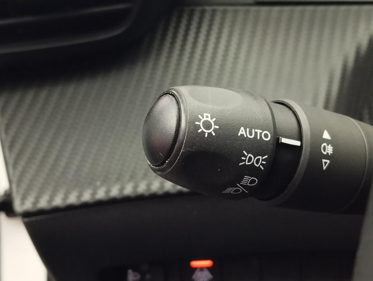 peugeot-208-2022-diesel-1499cc