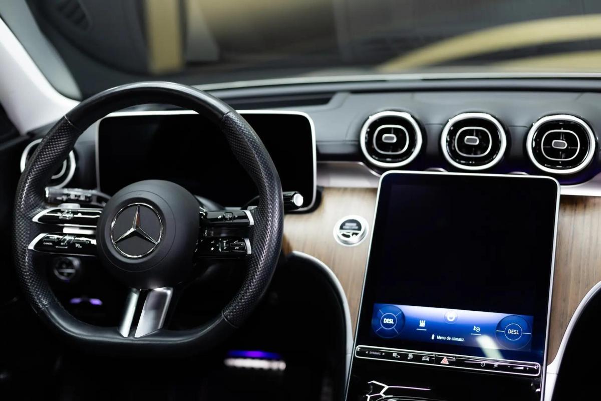 mercedes-benz-classe-c-c-300-e-2023-hibrido-a-gasolina-1999cc