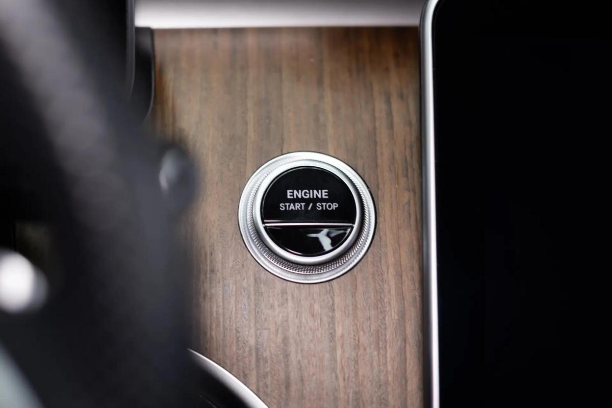 mercedes-benz-classe-c-c-300-e-2023-hibrido-a-gasolina-1999cc