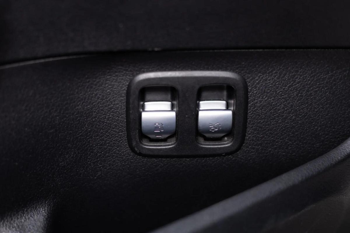 mercedes-benz-classe-c-c-300-e-2023-hibrido-a-gasolina-1999cc