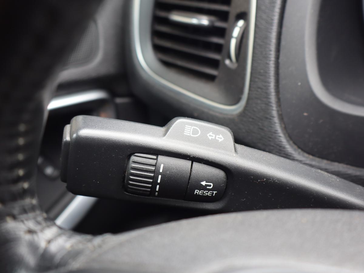 volvo-v40-2014-diesel-1560cc