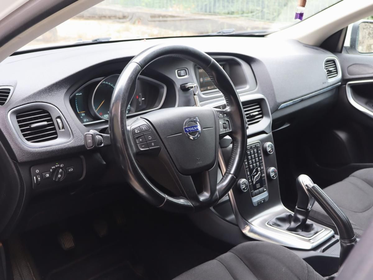 volvo-v40-2014-diesel-1560cc