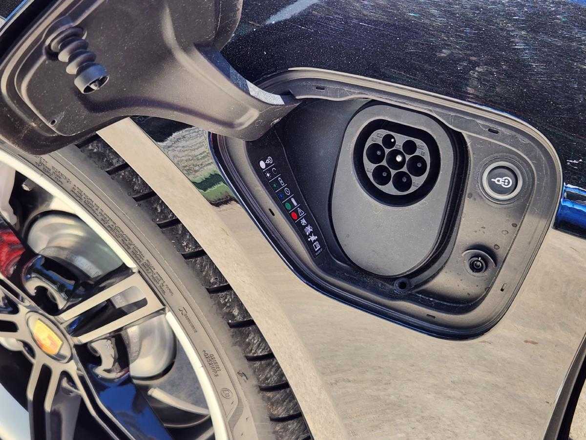 porsche-taycan-2021-eletrico-500cc