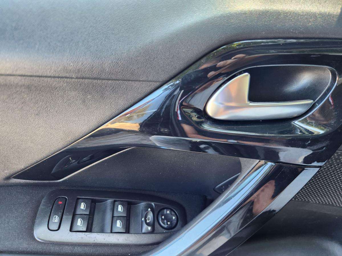peugeot-208-2013-gasolina-1199cc