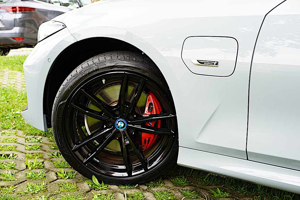 bmw-serie-3-330e-xdrive-2023-hibrido-plug-in-1998cc