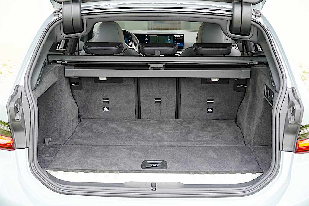 bmw-serie-3-330e-xdrive-2023-hibrido-plug-in-1998cc