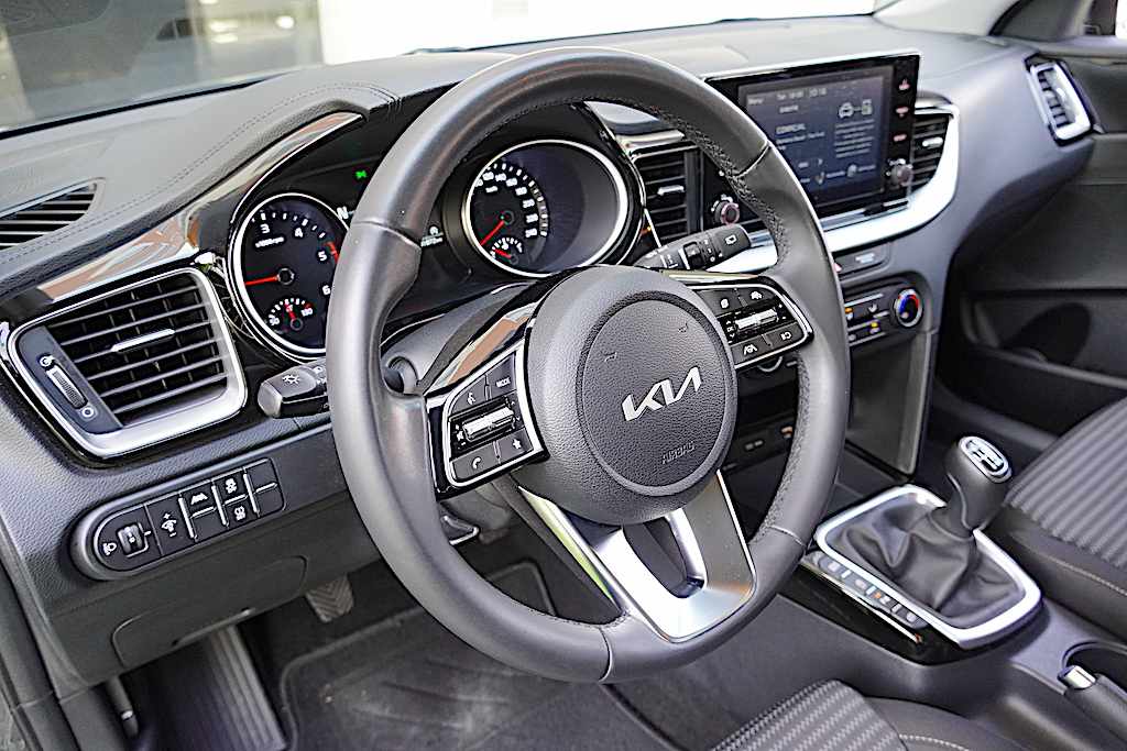 kia-ceed-1-6-crdi-2023-diesel-1598cc