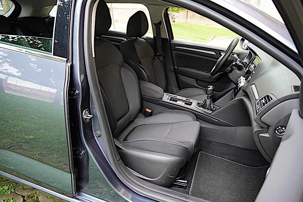 renault-megane-1-5-blue-dci-2023-diesel-1461cc