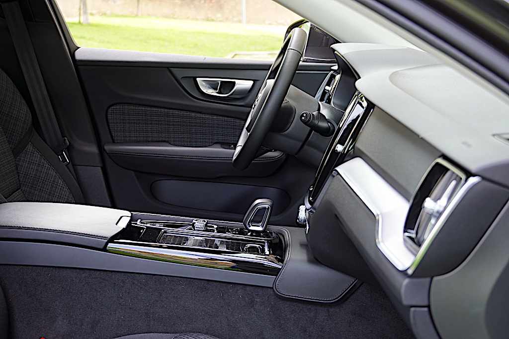 volvo-v60-recharge-2-0-t6-phev-2024-gasolina-1969cc