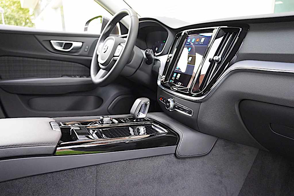volvo-v60-recharge-2-0-t6-phev-2024-gasolina-1969cc