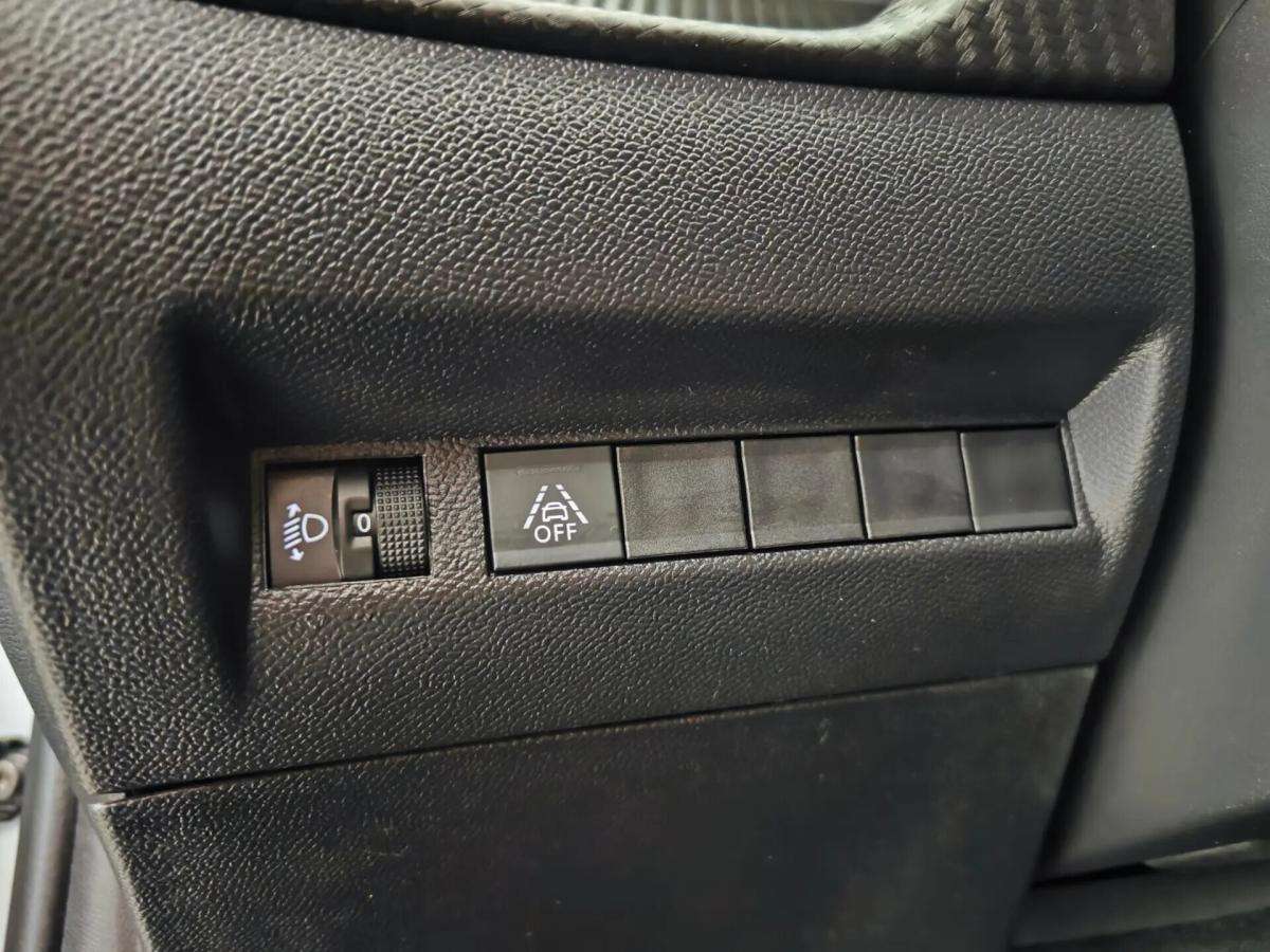 peugeot-208-2023-gasolina-1199cc