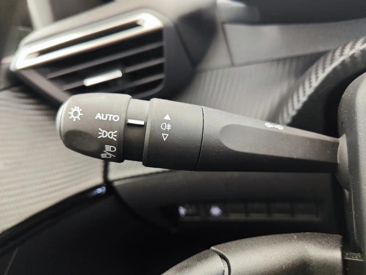 peugeot-208-2023-gasolina-1199cc