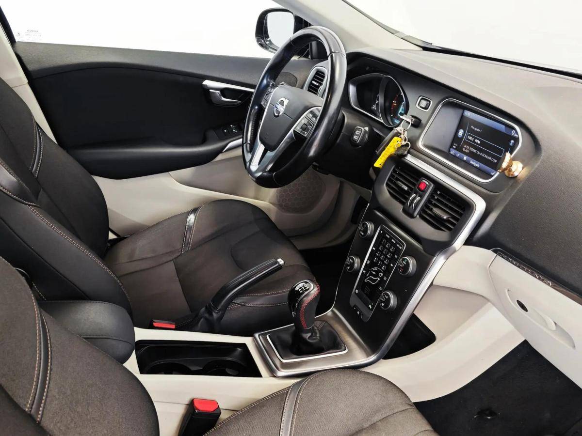 volvo-v40-cross-country-2014-diesel-1560cc