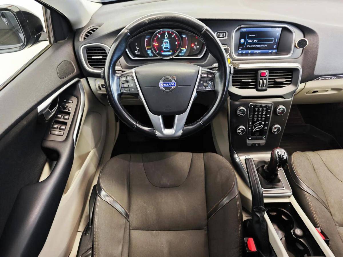 volvo-v40-cross-country-2014-diesel-1560cc