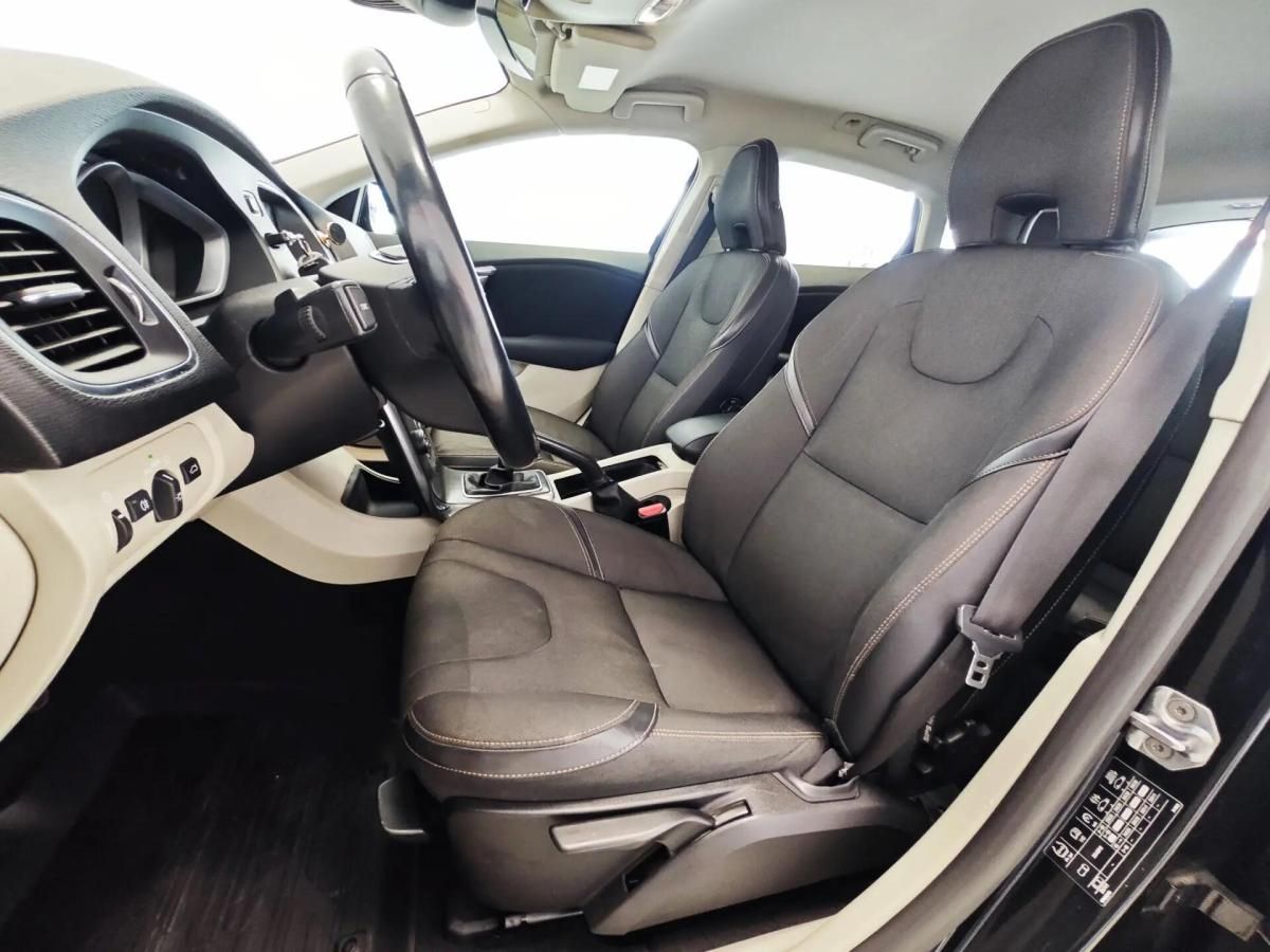 volvo-v40-cross-country-2014-diesel-1560cc