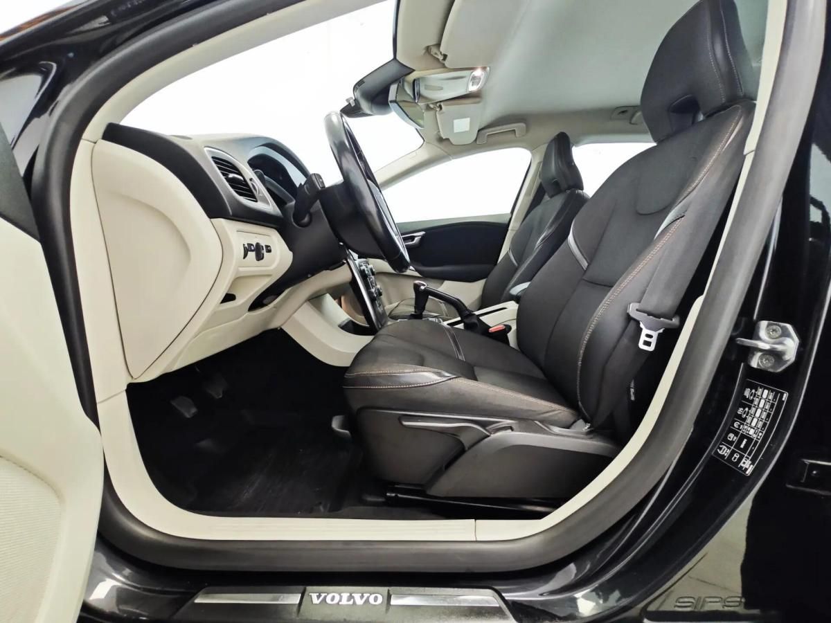 volvo-v40-cross-country-2014-diesel-1560cc