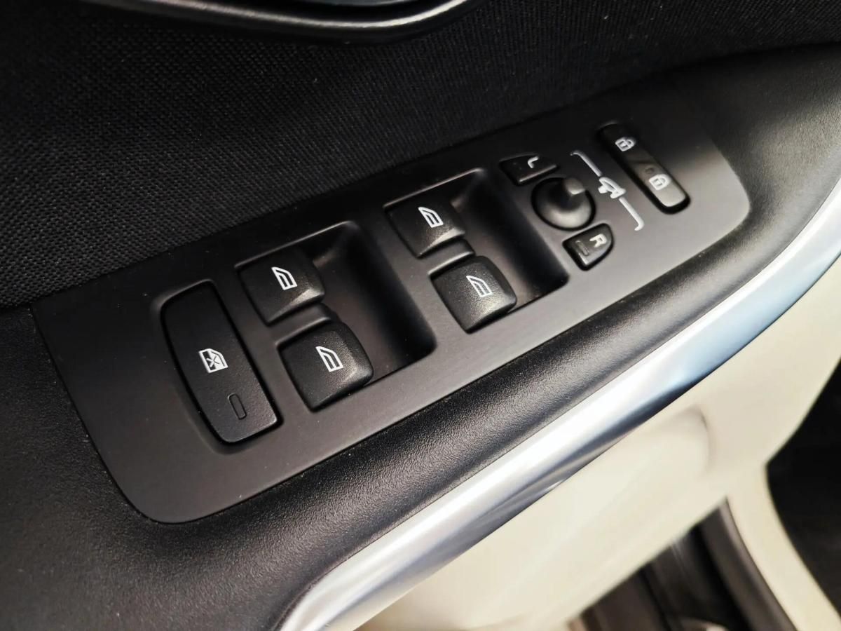 volvo-v40-cross-country-2014-diesel-1560cc