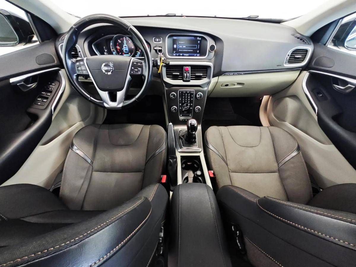 volvo-v40-cross-country-2014-diesel-1560cc