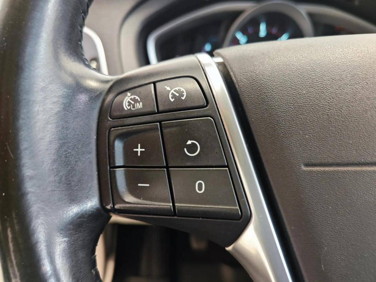 volvo-v40-cross-country-2014-diesel-1560cc