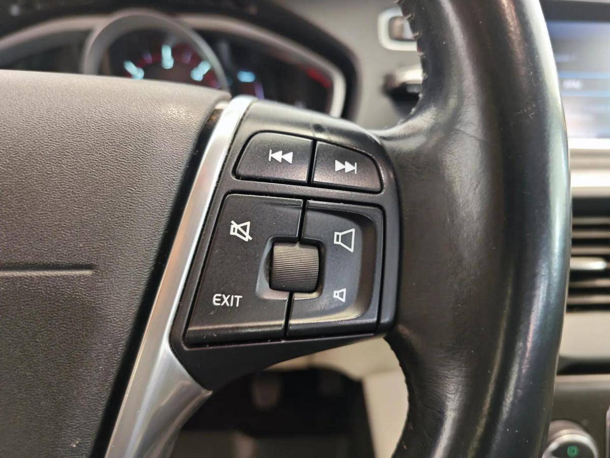 volvo-v40-cross-country-2014-diesel-1560cc