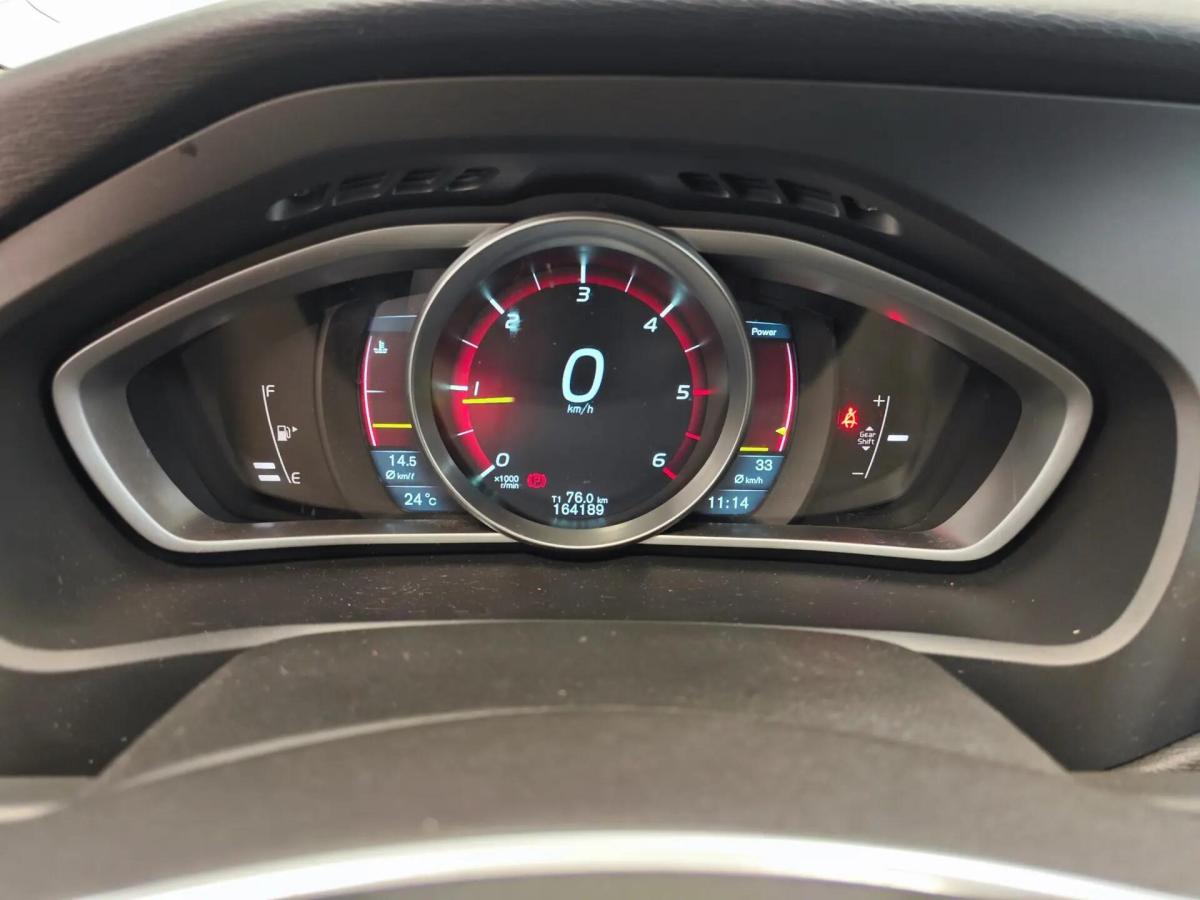volvo-v40-cross-country-2014-diesel-1560cc