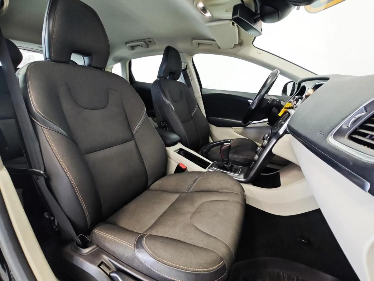 volvo-v40-cross-country-2014-diesel-1560cc