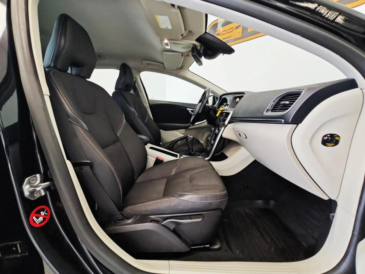 volvo-v40-cross-country-2014-diesel-1560cc