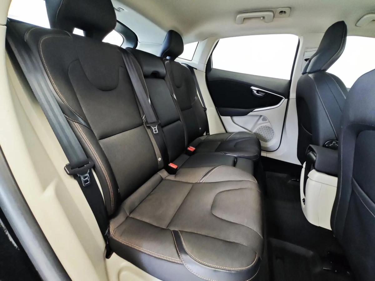 volvo-v40-cross-country-2014-diesel-1560cc