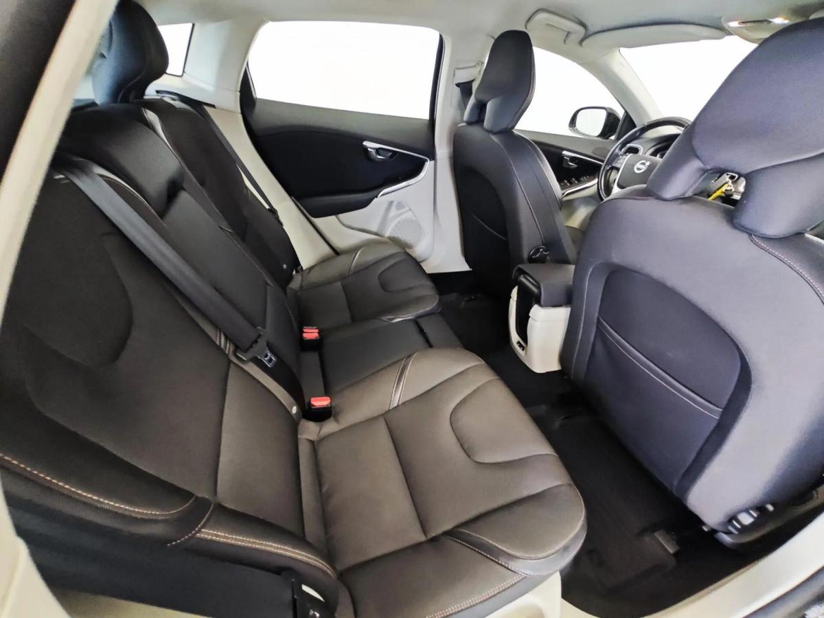 volvo-v40-cross-country-2014-diesel-1560cc