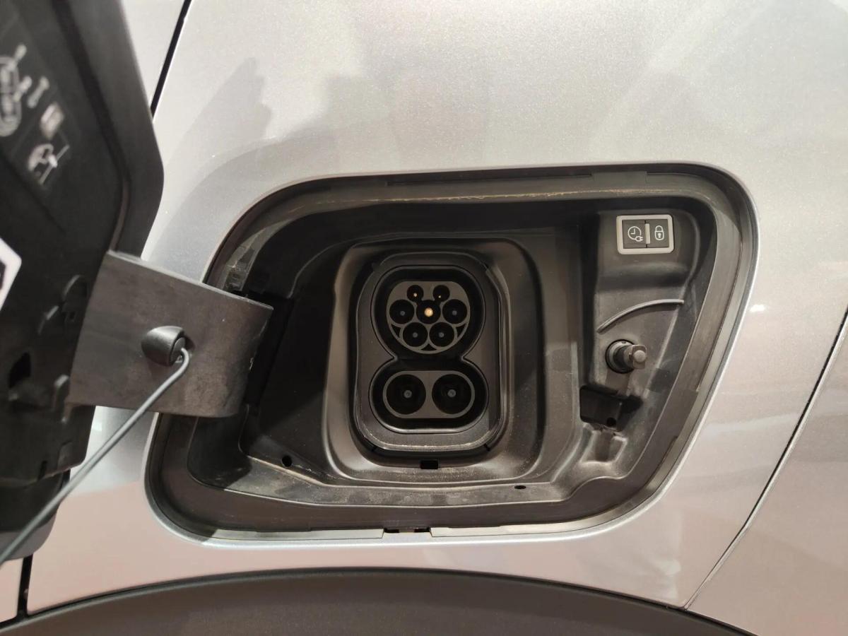 peugeot-e-2008-2025-eletrico-0cc