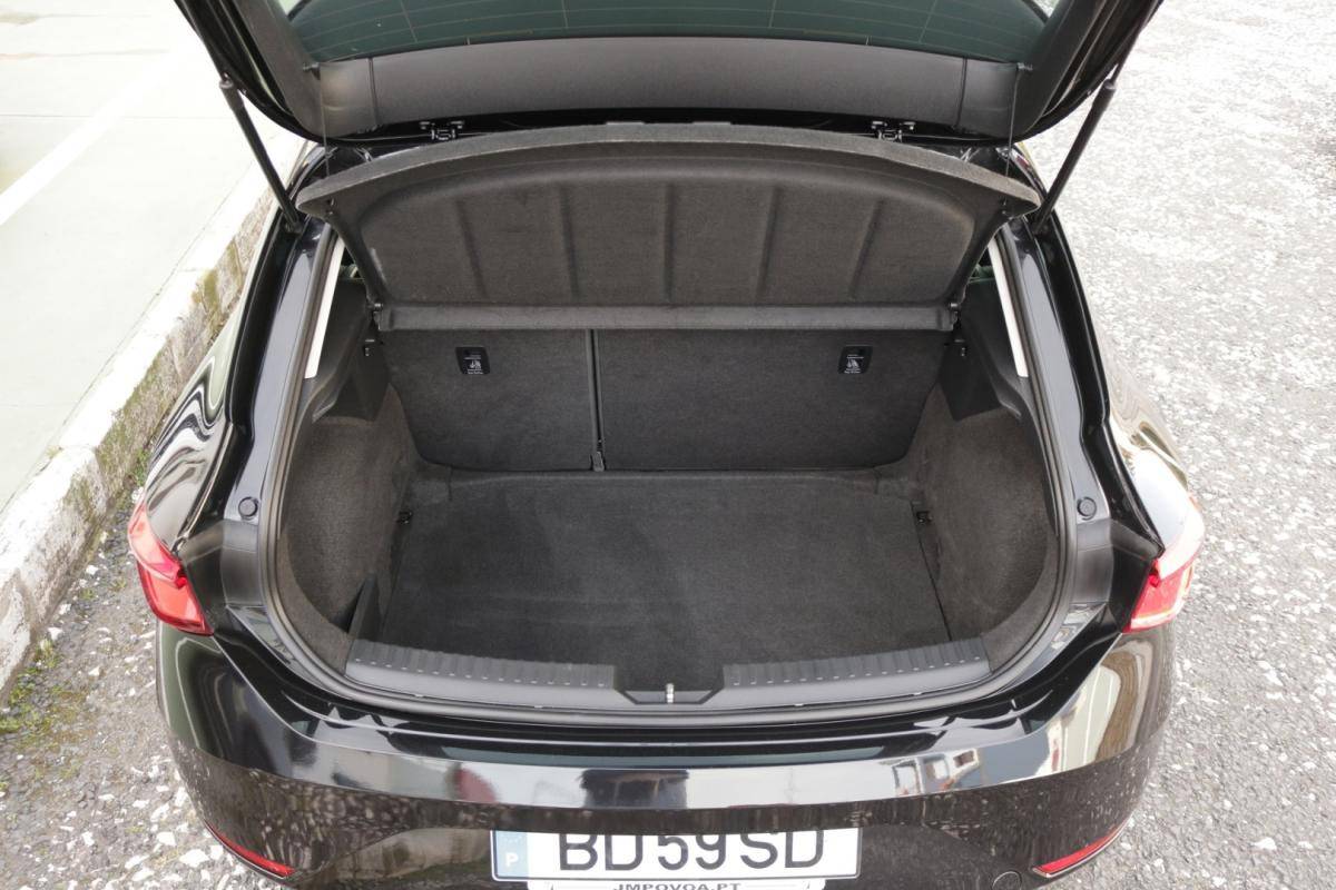 seat-leon-2023-diesel-2000cc