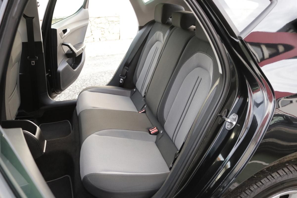 seat-leon-2023-diesel-2000cc