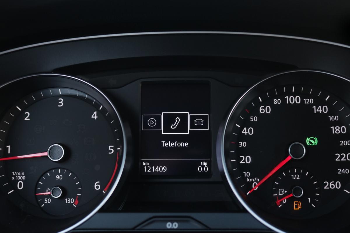 volkswagen-passat-variant-2019-diesel-2000cc